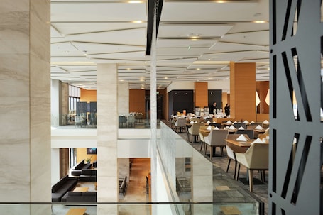 Breakfast, lunch, dinner served; international cuisine . Radisson Blu Plaza Hotel Ljubljana