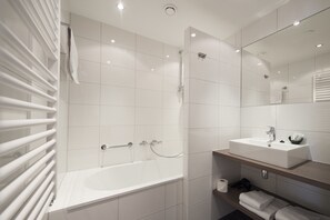 Triple Room | Bathroom - Hotel - Restaurant In den Hoof (Maastricht)