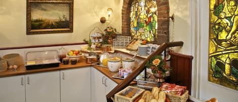 Tägliches Frühstücksbuffet (14.00 EUR pro Person)