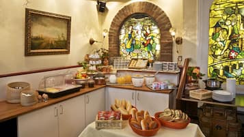 Desayuno buffet todos los días (EUR 13.00 por persona)