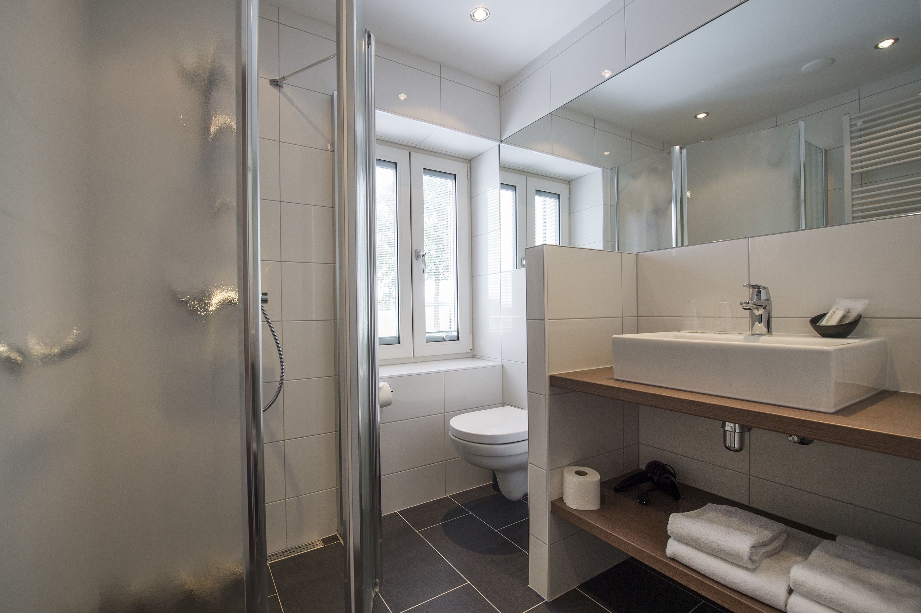 comfort double room | bathroom | free toiletries, hair dryer, towels