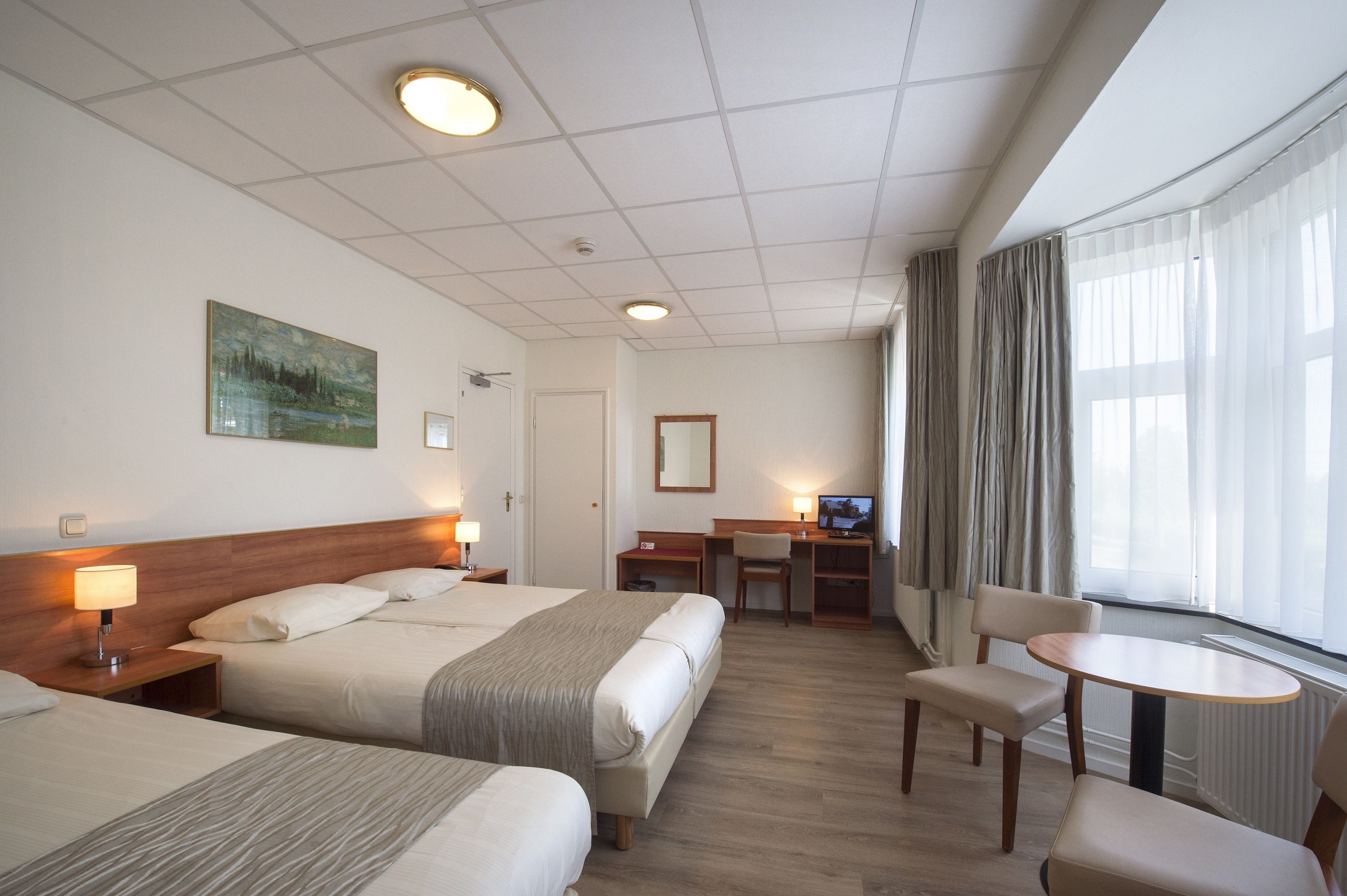 triple room | in-room safe, desk, laptop workspace, cots/infant beds