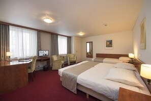 Triple Room | In-room safe, desk, laptop workspace, cribs/infant beds - Hotel - Restaurant In den Hoof (Maastricht)