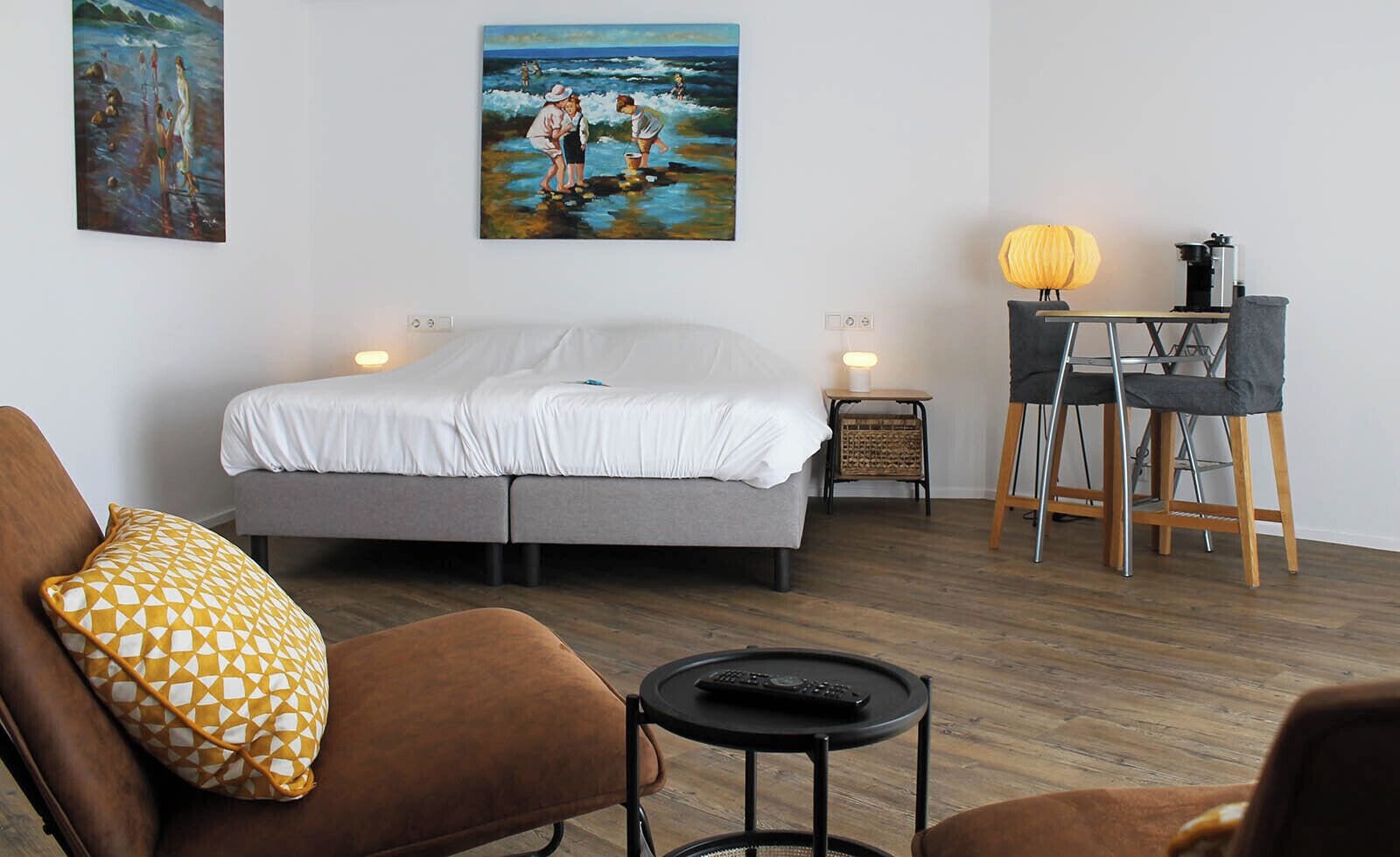 Studio Suite | Minibar, in-room safe, blackout drapes, iron/ironing board