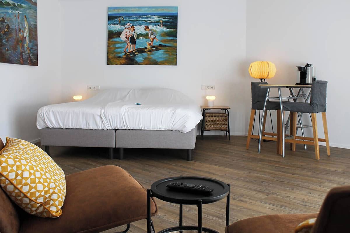 Studio Suite | Minibar, in-room safe, blackout drapes, iron/ironing board