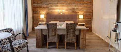 Studio - bottenvåning | Minibar, värdeförvaringsskåp på rummet och mörkläggningsgardiner