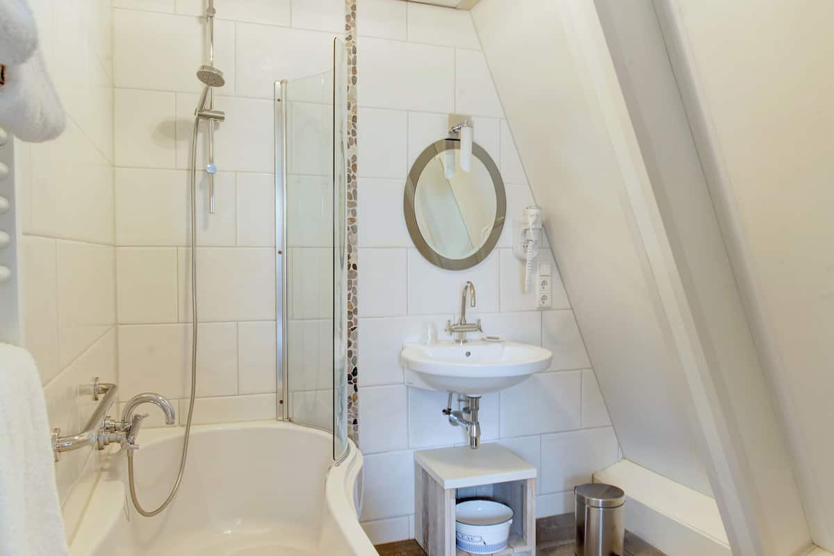 deluxe room | bathroom | towels