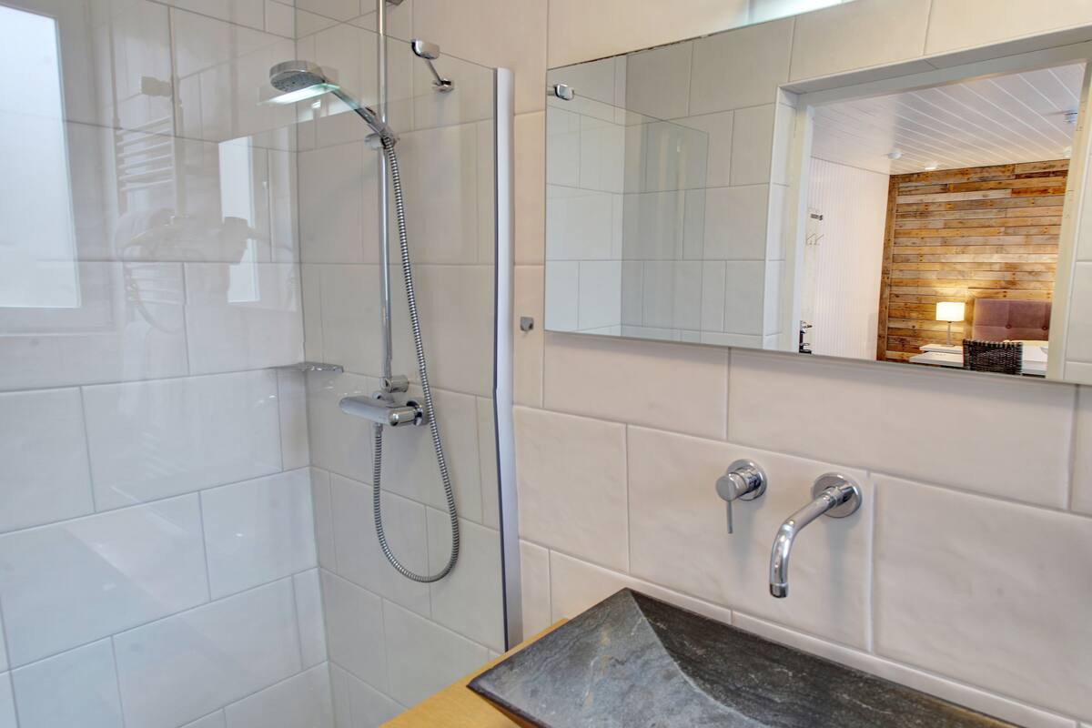 studio, ground floor | bathroom | towels