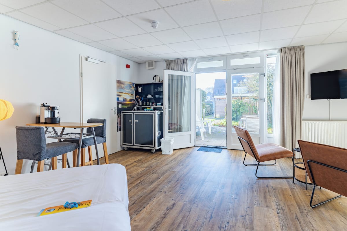 Studio Suite | Minibar, in-room safe, blackout drapes, iron/ironing board