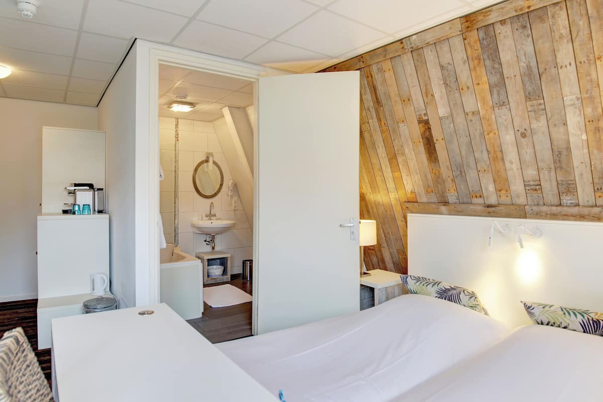 deluxe room | minibar, in-room safe, blackout curtains, iron/ironing board