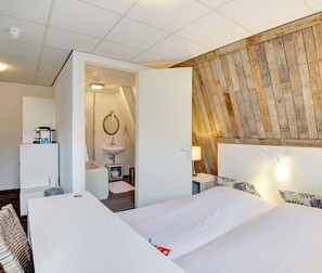Deluxe Room | Minibar, in-room safe, blackout drapes, iron/ironing board - Hotel Kijkduin (Domburg)