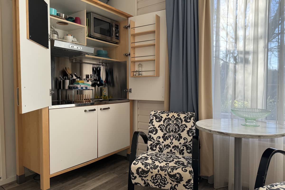 studio, ground floor | minibar, in-room safe, blackout curtains, iron/ironing board