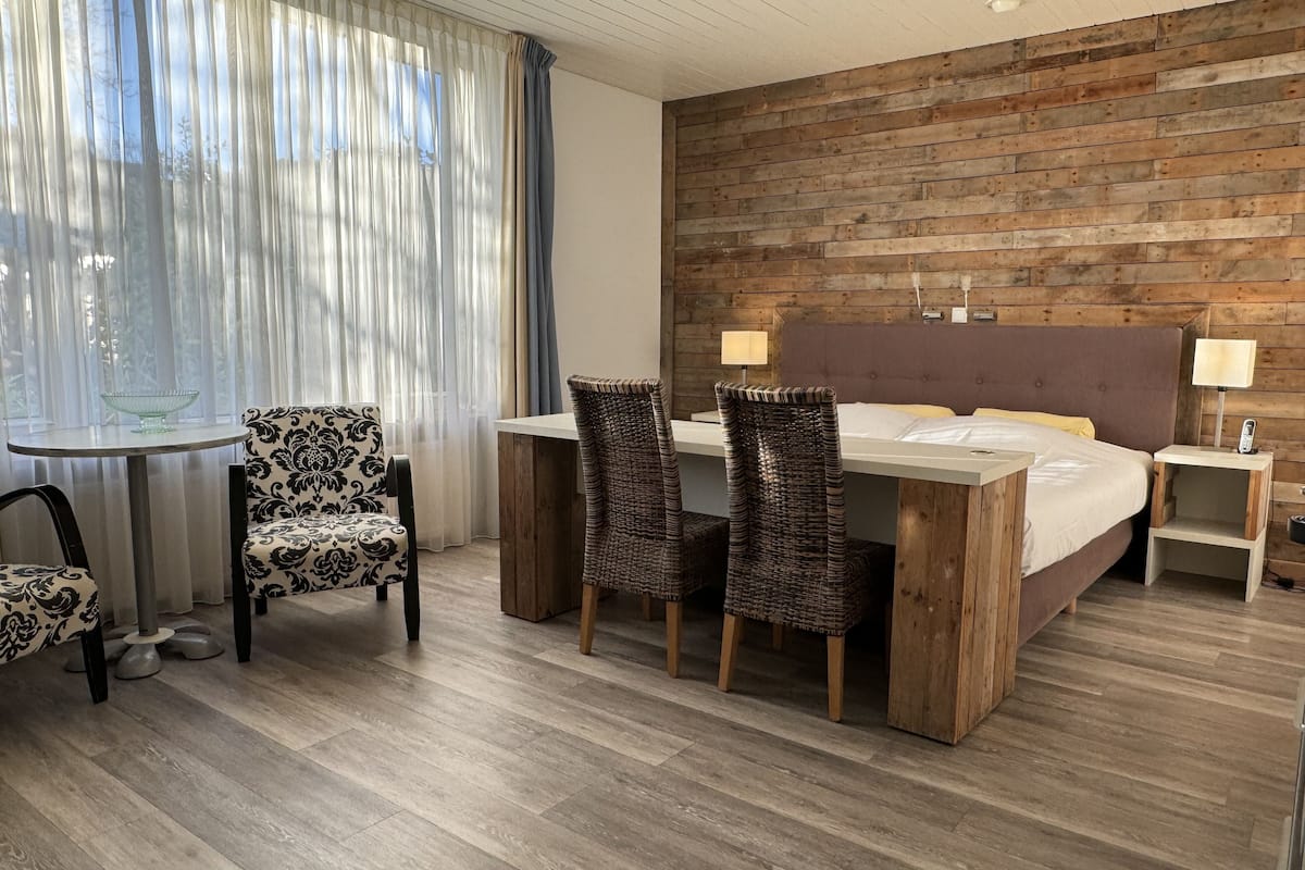 studio, ground floor | minibar, in-room safe, blackout curtains, iron/ironing board