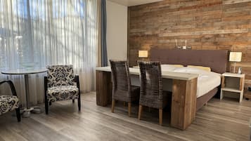 Estudio, planta baja | Minibar, caja de seguridad en la habitación y cortinas blackout
