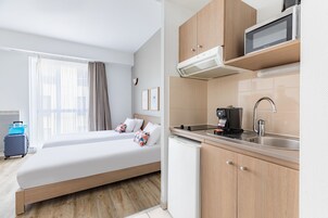 Twin Studio | Private kitchenette | Fridge, microwave, stovetop, electric kettle