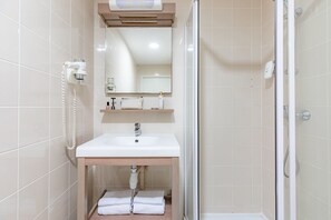 Regadera, amenidades de baño gratuitas, secadora de cabello, toallas 