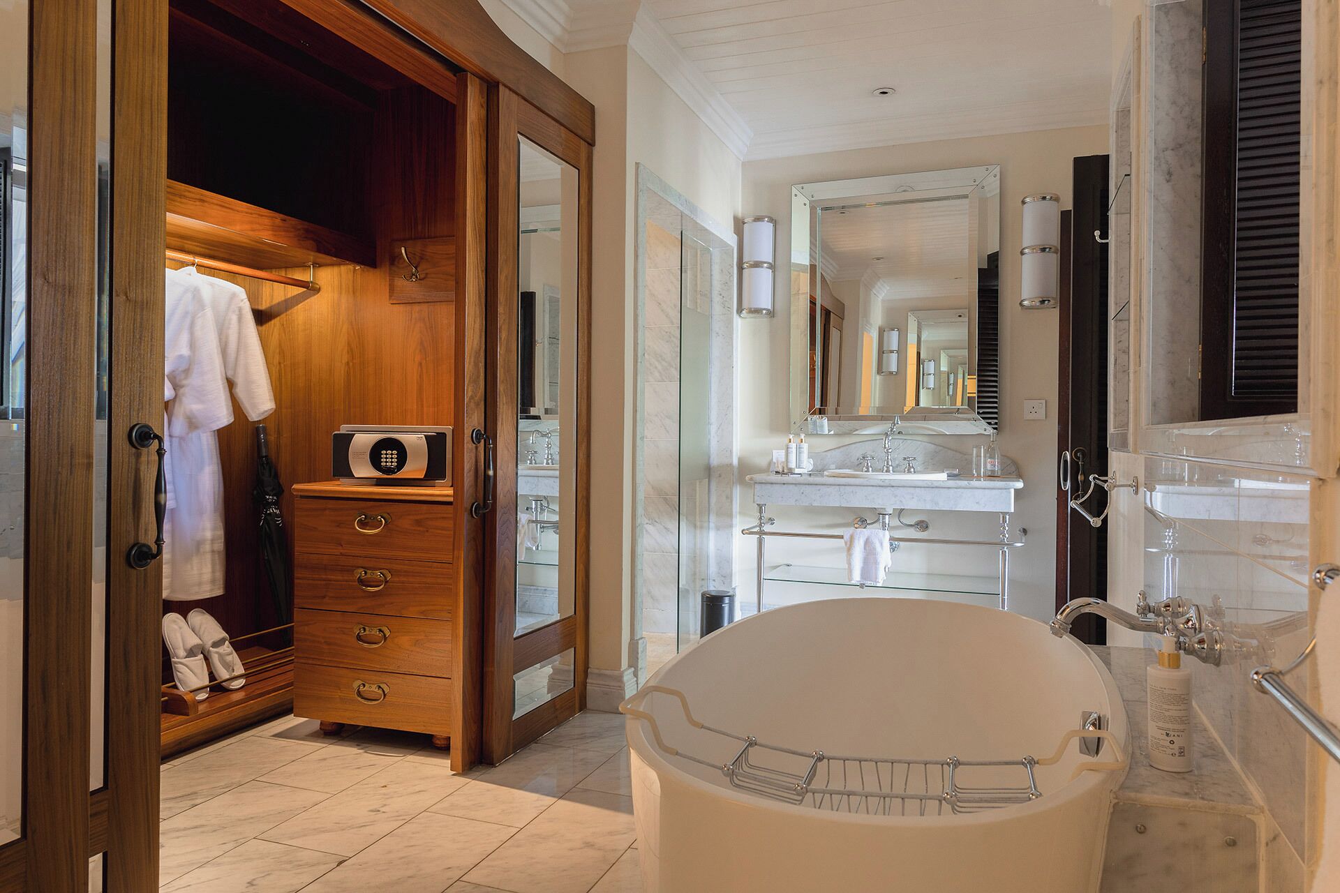 deluxe double or twin room | bathroom | separate bathtub and shower, deep-soaking bathtub, free toiletries