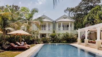 Outdoor pool, sun loungers