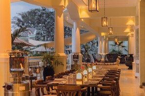 Frokost og lunsj serveres, moderne europeiske retter, utsikt mot hagen 