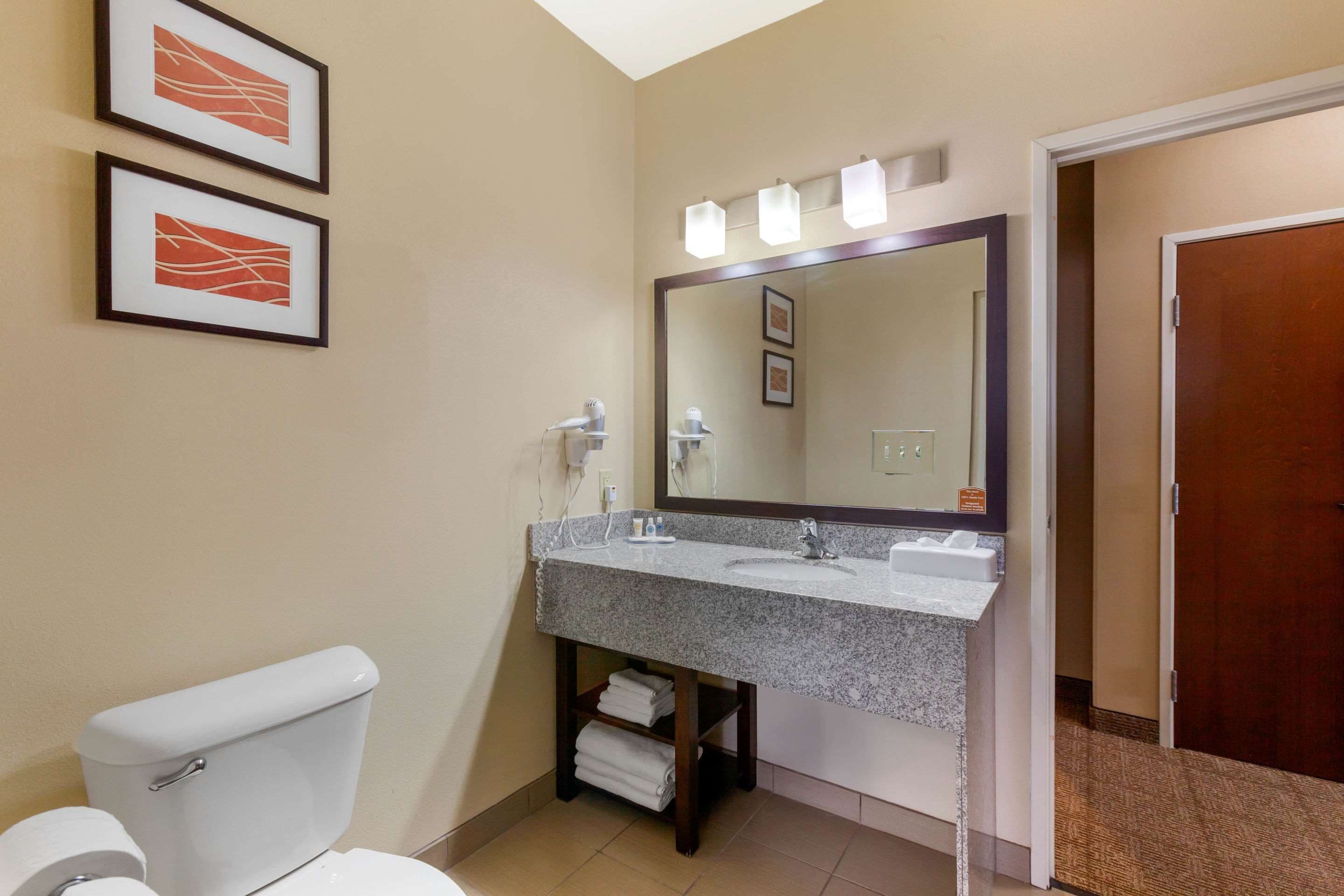 suite | bathroom | combined shower/bathtub, hair dryer, towels