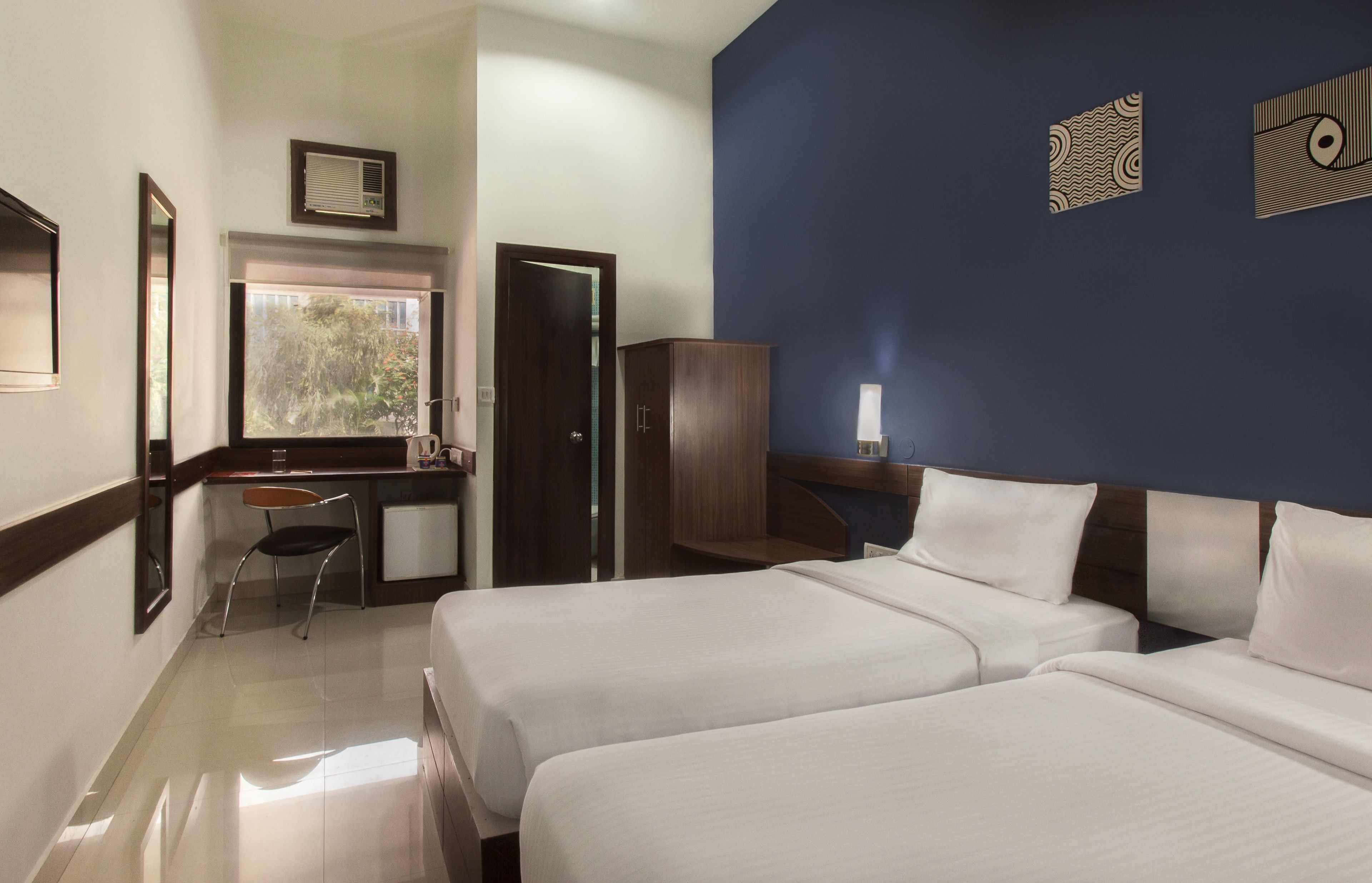 Queen Room | In-room safe, desk, iron/ironing board (on request), WiFi (free)