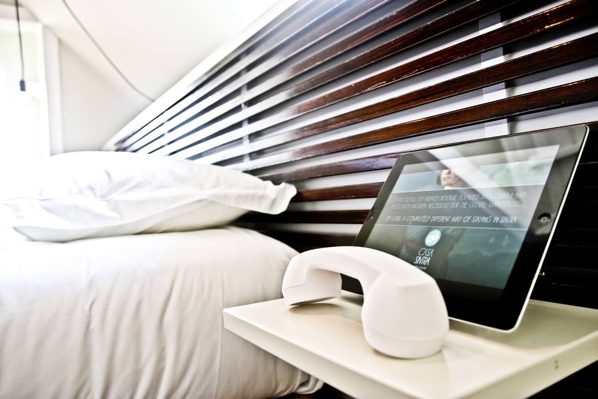 Een bureau, gratis babybedden, gratis wifi, individueel gedecoreerd