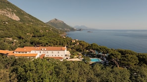 A coastal property with a swimming pool, surrounded by dense greenery and overlooking the sea. - Il Santavenere (Maratea)