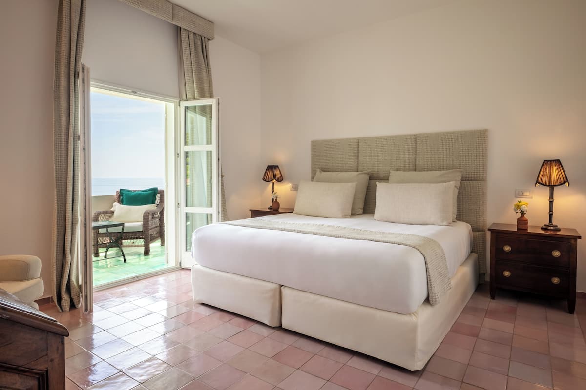 Signature Suite | Minibar, in-room safe, individually decorated, blackout drapes