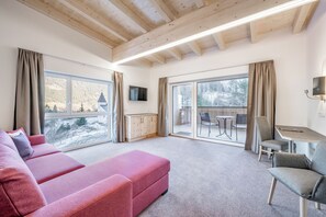 Suite, vue montagne | Coffres-forts dans les chambres, bureau, Wi-Fi gratuit, draps fournis