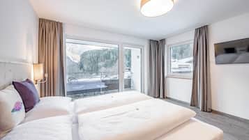Deluxe Double Room | In-room safe, desk, free WiFi, bed sheets