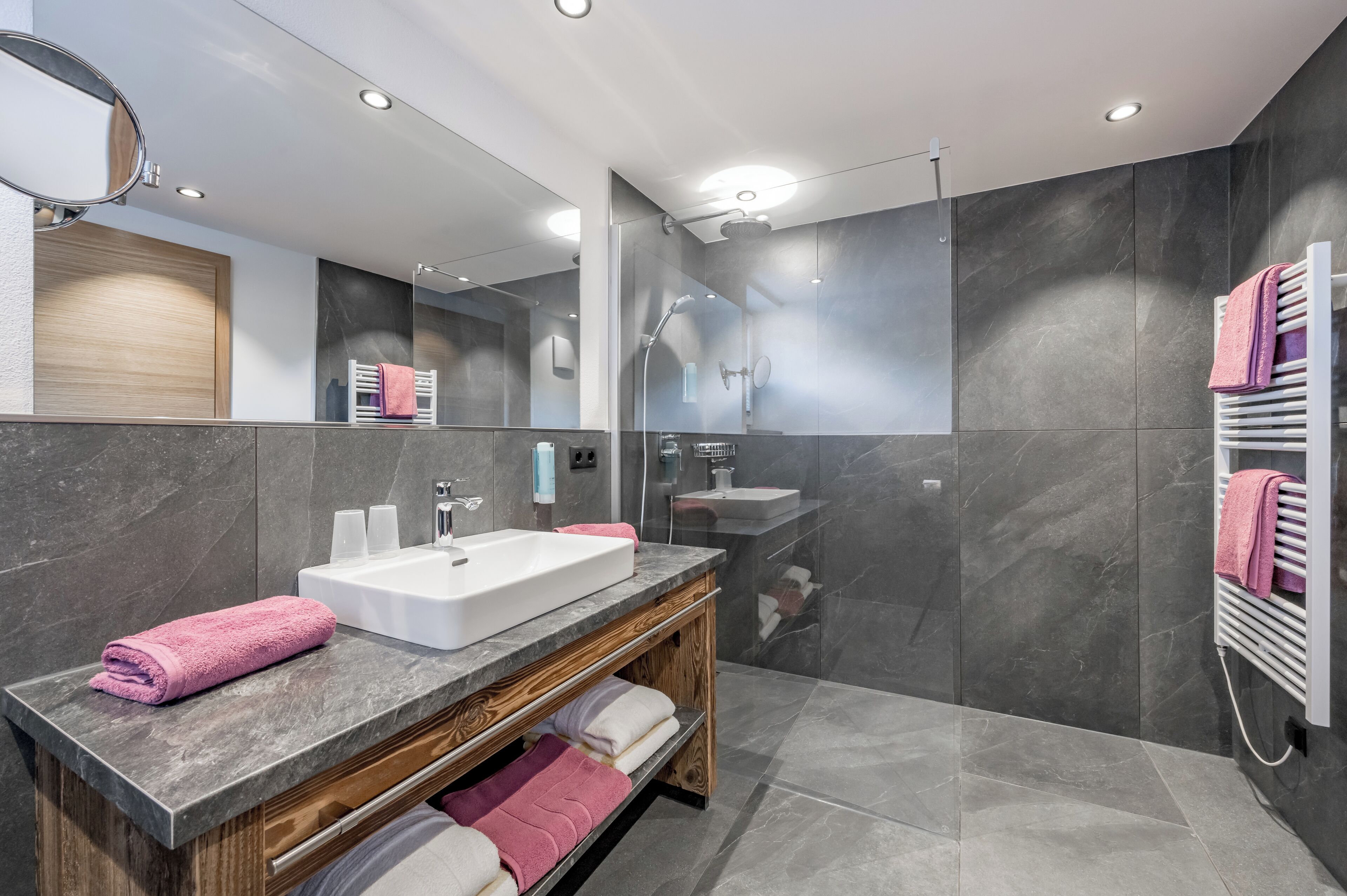 Grand-Doppelzimmer | Badezimmer | Kostenlose Toilettenartikel, Haartrockner, Bademäntel