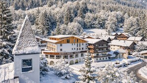 Un hôtel dont le toit est recouvert de neige et sur lequel on peut lire l’inscription : « Hôtel Seerose, Seebuchler ».