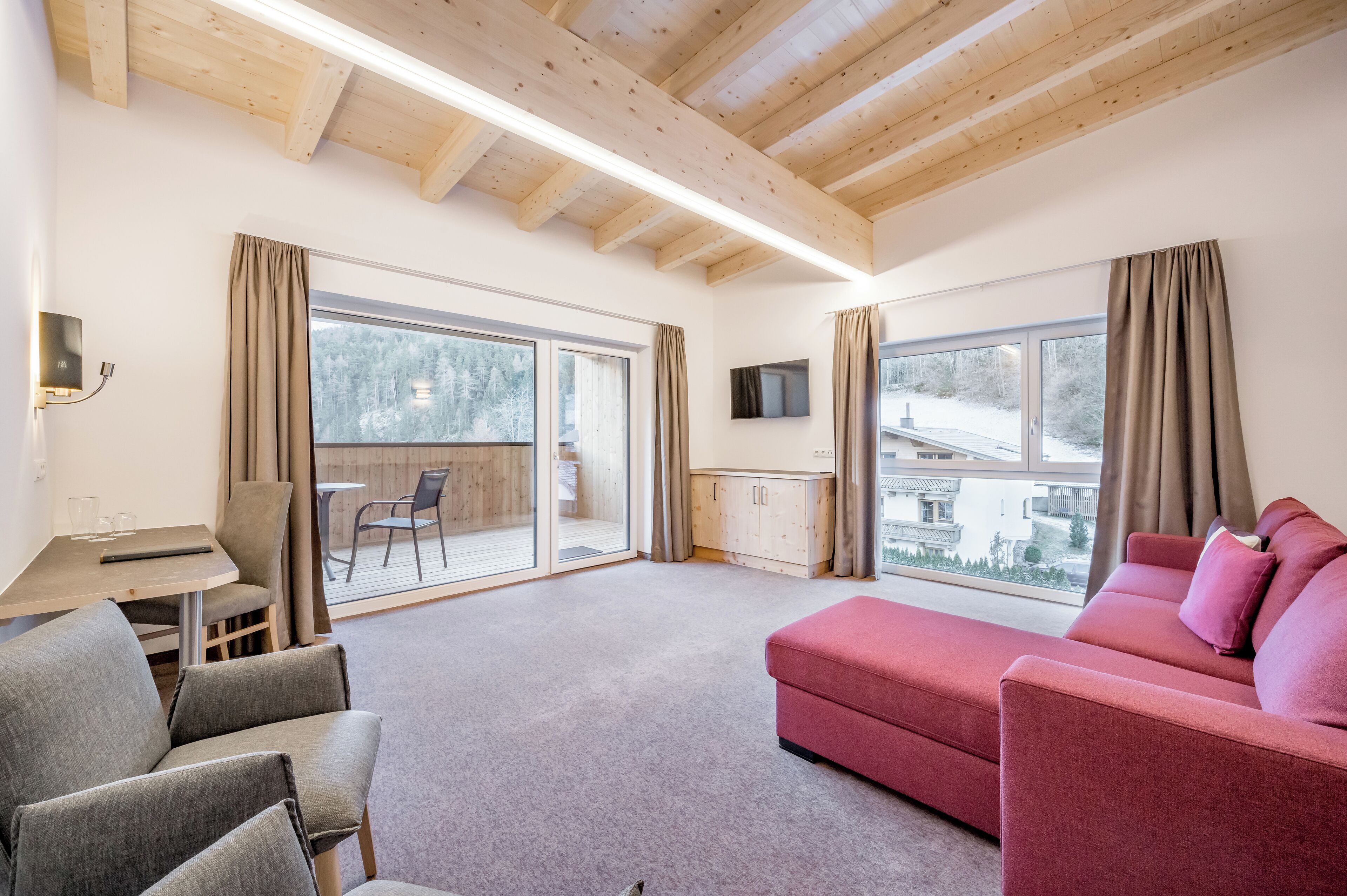 Suite, uitzicht op bergen | Een kluis op de kamer, een bureau, gratis wifi, beddengoed