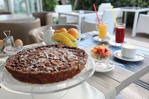 Free daily buffet breakfast