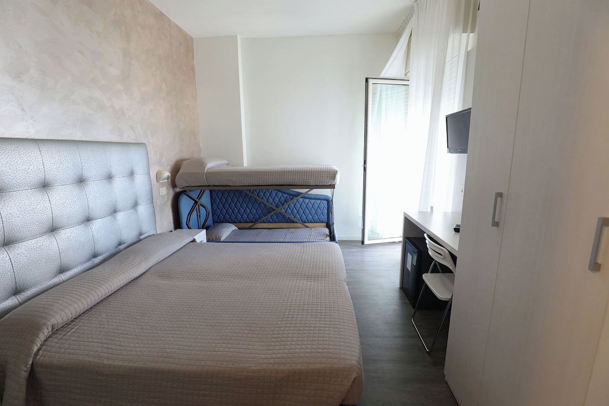 Vierpersoonskamer, balkon, uitzicht op zee | Pillowtop-bedden, een minibar, een kluis op de kamer, een bureau