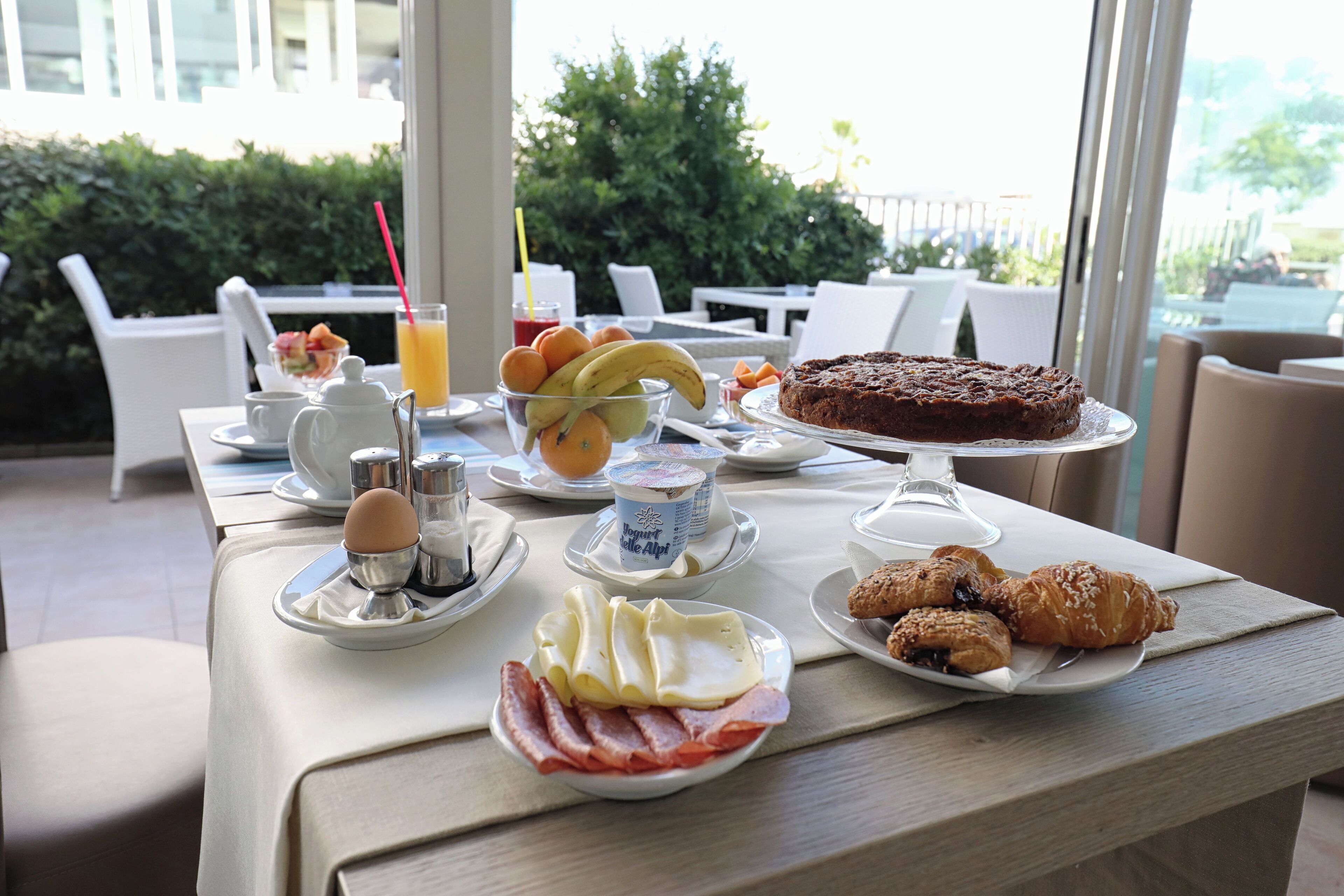 Economy-huone, parveke, osittainen merinäköala | Minibaari, tallelokero huoneessa, työpöytä