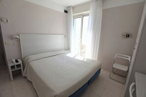 Minibar, in-room safe, desk, laptop workspace - Daniel's Hotel (Riccione)