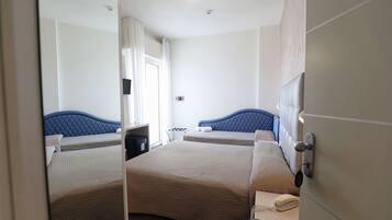 Dreibettzimmer, Balkon, Meerblick