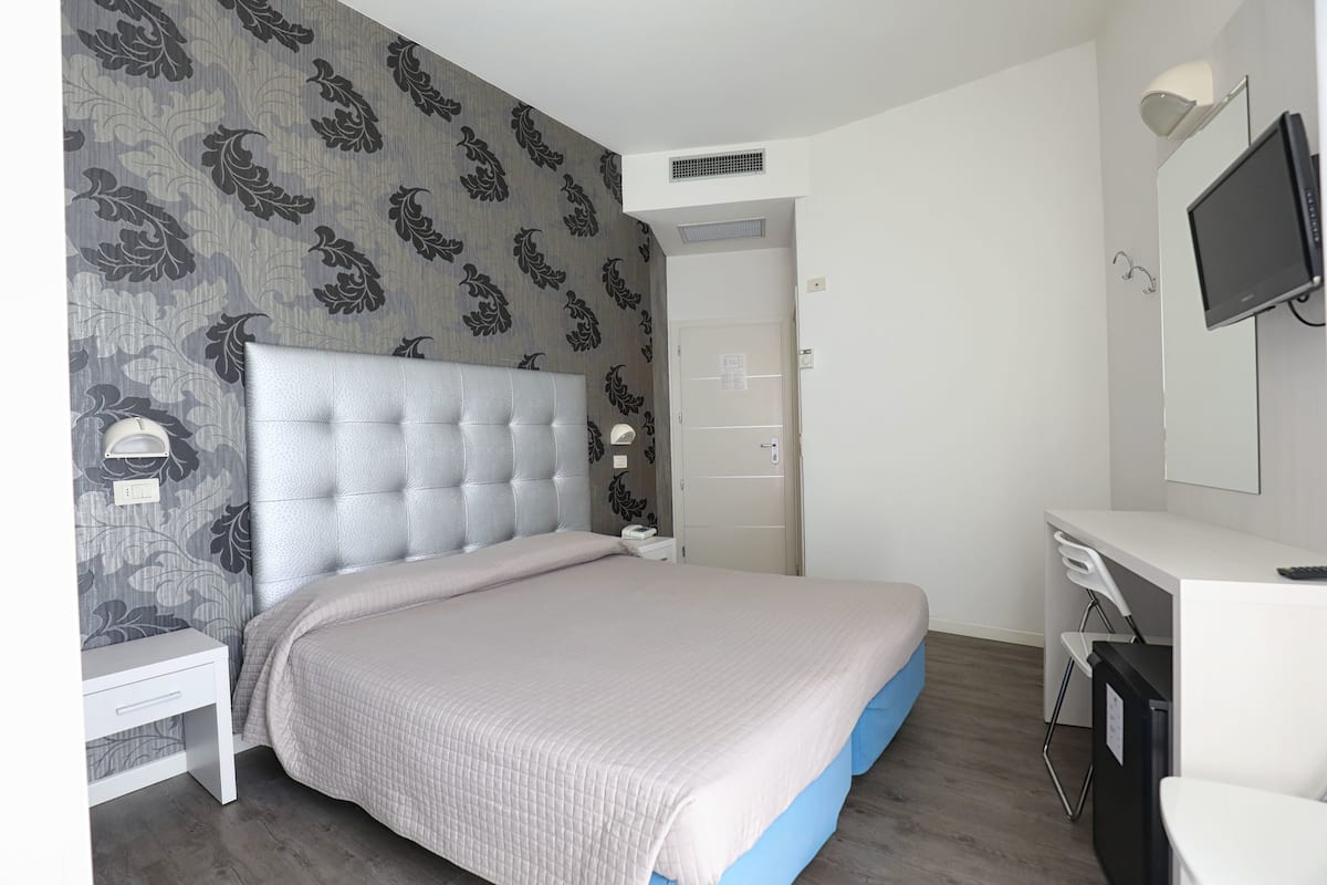 Doppia Superior Fronte Mare | Pillowtop-bedden, een minibar, een kluis op de kamer, een bureau