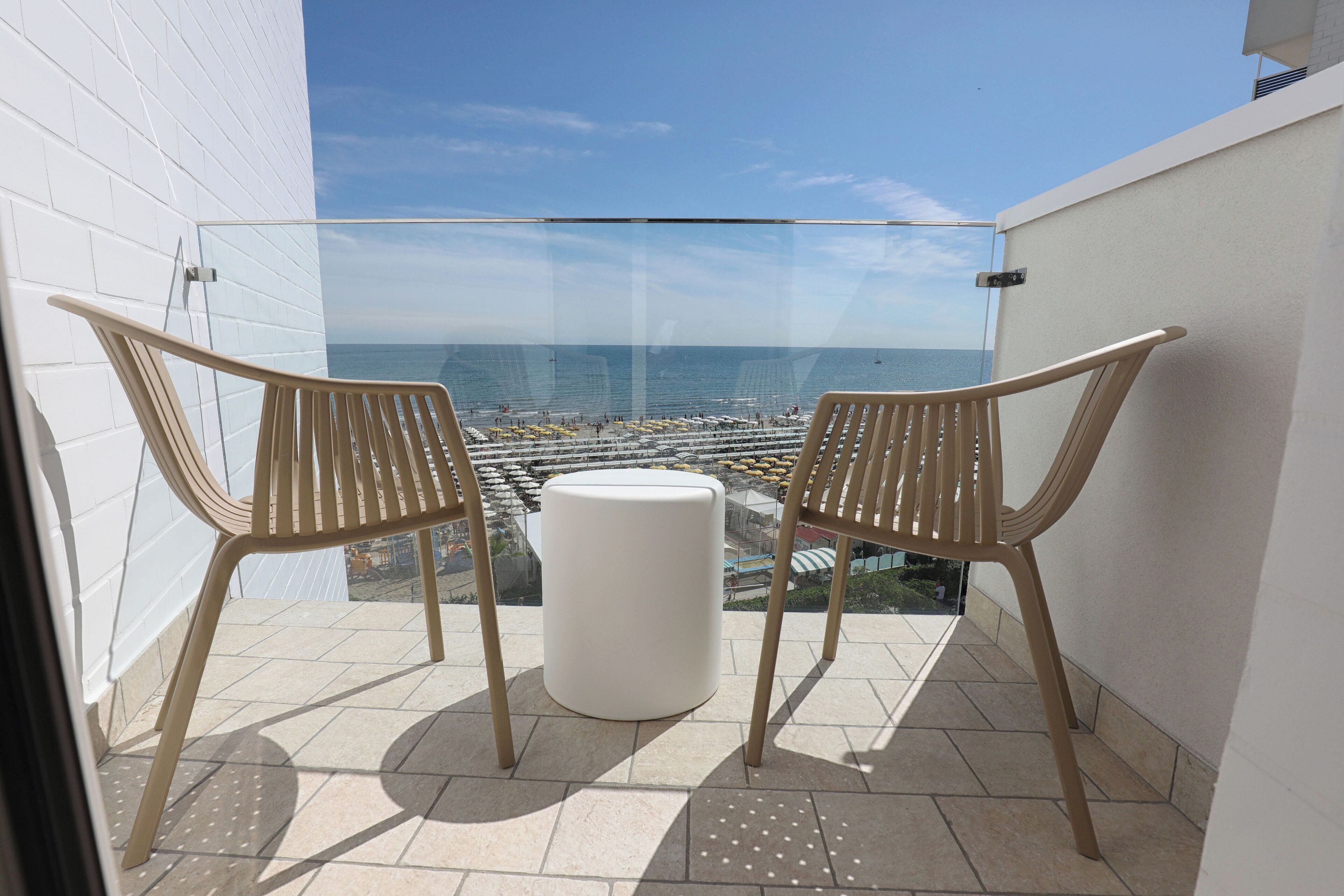 Minibaari, tallelokero huoneessa, työpöytä