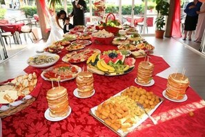 Breakfast, lunch, dinner served; Italian cuisine 