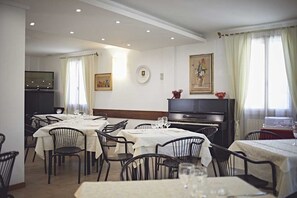 Breakfast, lunch and dinner served - Romagna (Bertinoro)