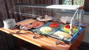 Un buffet con diverse pietanze e utensili.