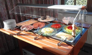 Breakfast, lunch, dinner served; beach views - JUNGES HOTEL ZELL AM SEE - Hostel (Zell am See)