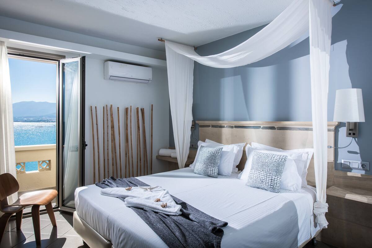 Panorama appartement, 1 slaapkamer, uitzicht op zee | Een kluis op de kamer, een bureau, een strijkplank/strijkijzer