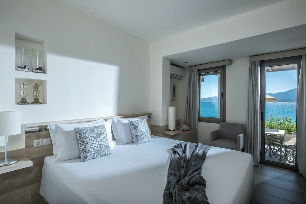 Suite, 1 slaapkamer, uitzicht op zee | Een kluis op de kamer, een bureau, een strijkplank/strijkijzer