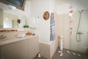 Suíte, 1 quarto, vista para o mar | Cofres nos quartos, individualmente decorados