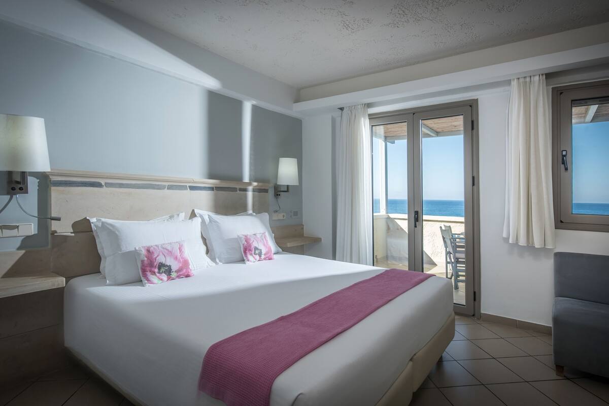 Superior appartement, 2 slaapkamers, uitzicht op zee | Een kluis op de kamer, een bureau, een strijkplank/strijkijzer