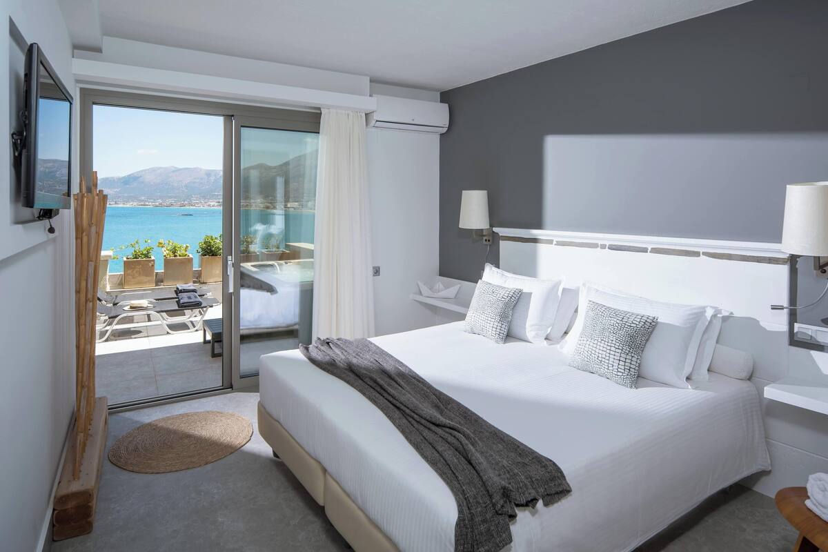 Superior appartement, 1 slaapkamer, uitzicht op zee | Een kluis op de kamer, een bureau, een strijkplank/strijkijzer