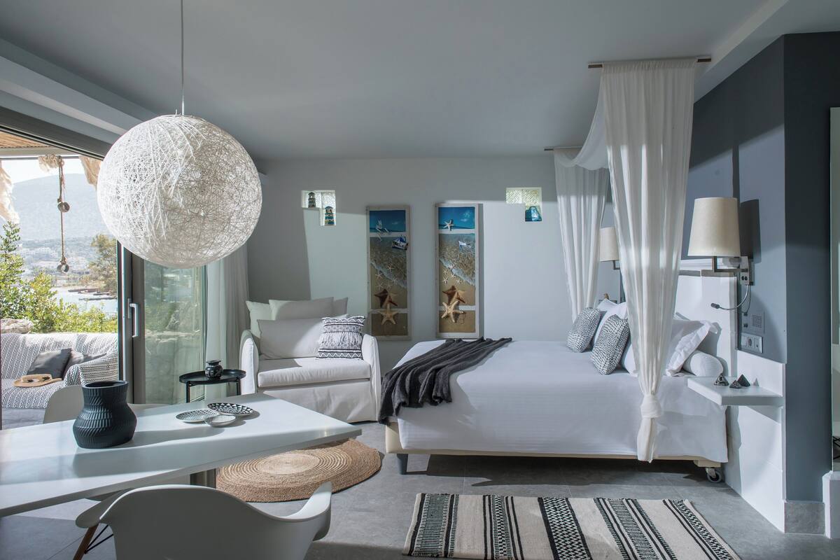 Superior studio, uitzicht op zee | Een kluis op de kamer, een bureau, een strijkplank/strijkijzer